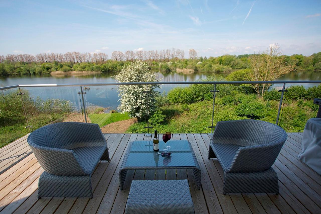 Lakeside Property With Access Into Spa On A Nature Reserve Bauhinia House Hm73 Somerford Keynes Eksteriør bilde