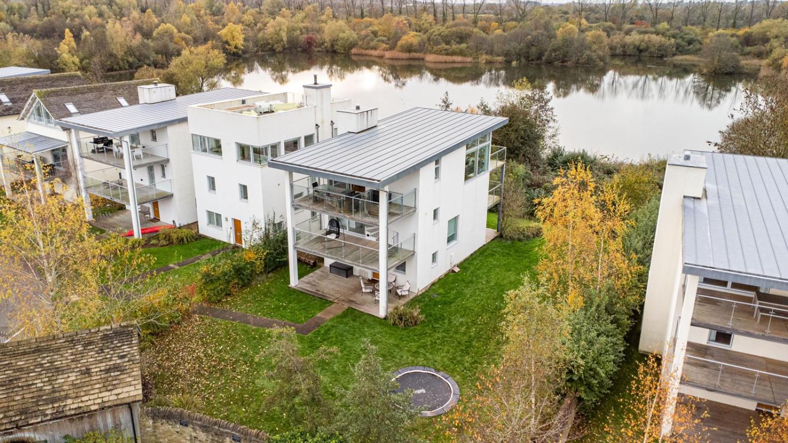 Lakeside Property With Access Into Spa On A Nature Reserve Bauhinia House Hm73 Somerford Keynes Eksteriør bilde